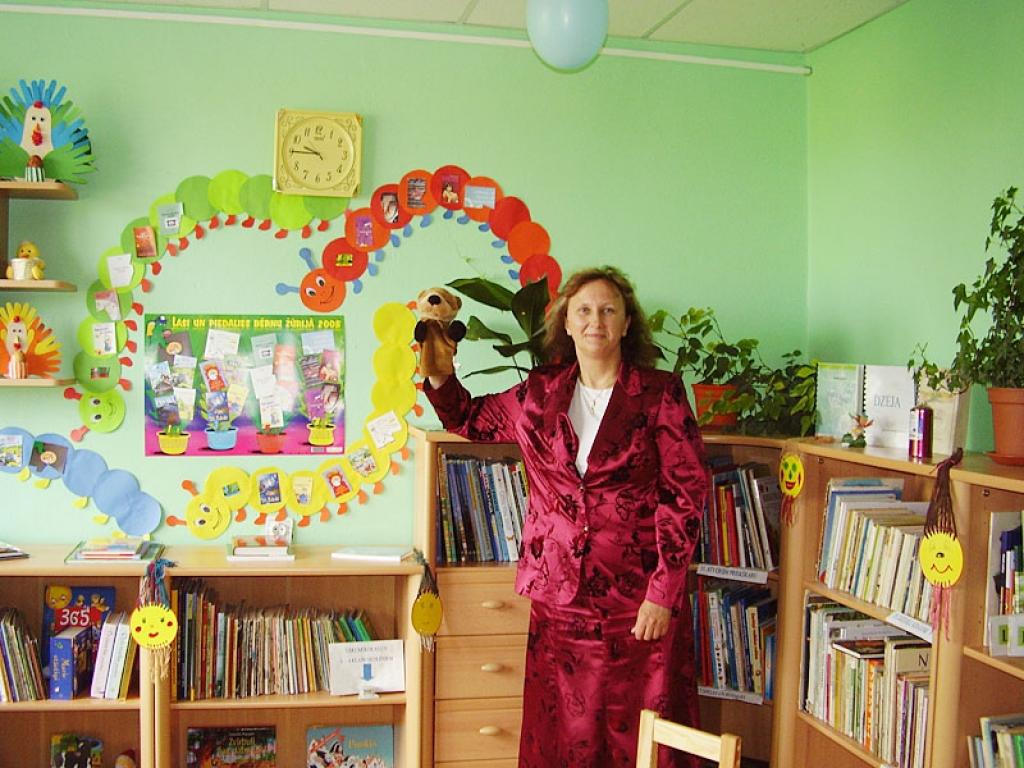 “Pamati mīlestībai pret grāmatu jau ir jāieliek bērnībā. Tas viss ir atkarīgs no vecākiem. Man ir prieks par katru mazo lasītāju, kurš atnāk uz bibliotēku. Darboties bibliotēkā, domāt par jauniem projektiem un konkursiem mani daudz iedvesmo mazdēls,” atzīst Anitra.
Autors: Gatis Bogdanovs (no arhīva)