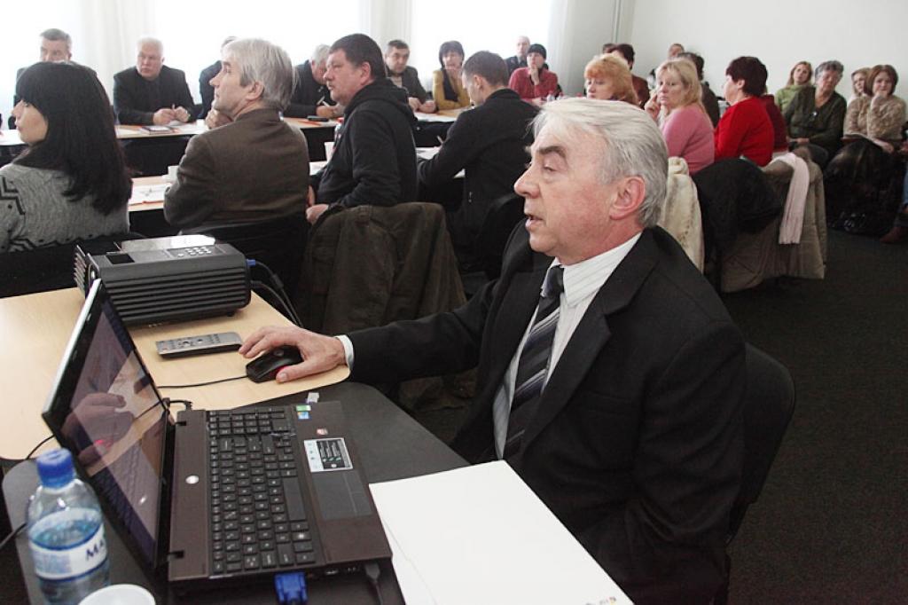 Nodarbinātības valsts aģentūras Gulbenes filiāles vadītājs Vladimirs Lituņenko stāsta, par bezdarba situāciju un aģentūras nodarbinātības pasākumiem saviem sadarbības partnerie
Autors: Gatis Bogdanovs 