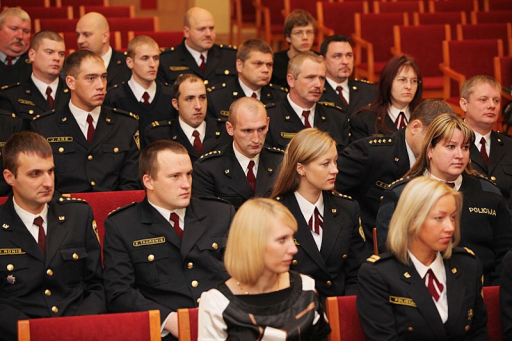 Policijas dienas svinīgais pasākums sākās ar valsts himnas atskaņošanu un klusuma brīdi, kurā tika pieminēti policijas darbinieki, kas ir atdevuši savu dzīvību cīņā ar noziedzību, kā arī tie, kas jau ir aizsaulē. 
Autors: Gatis Bogdanovs 