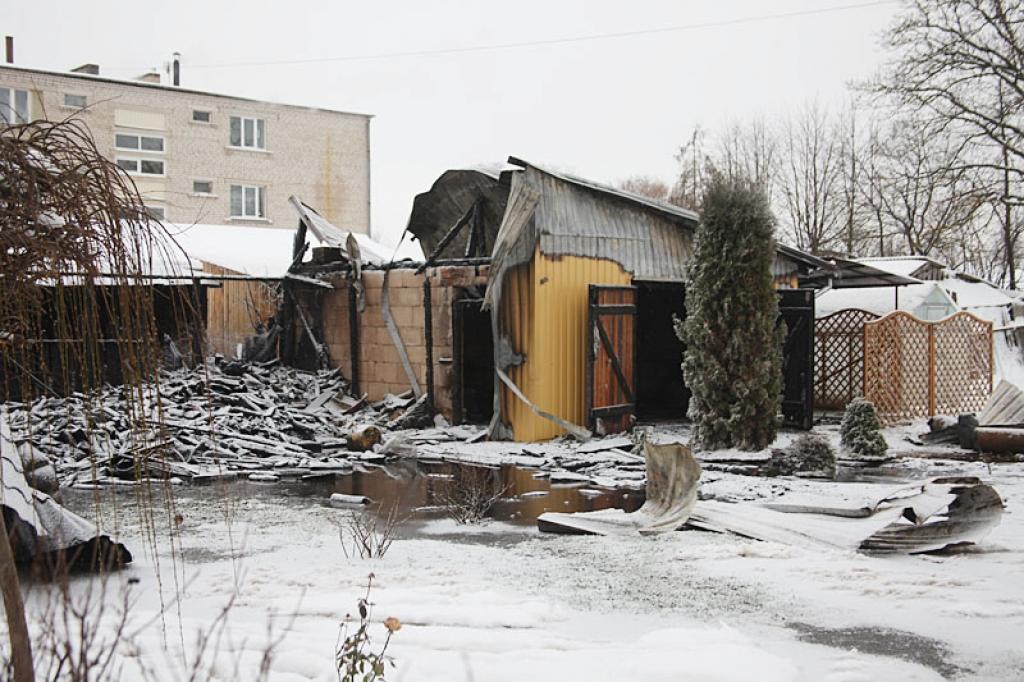 Policija skaidros iemeslus, kāpēc darbdienas rītā izcēlās ugunsgrēks malkas šķūnī un garāžā. 
Autors: Gatis Bogdanovs 