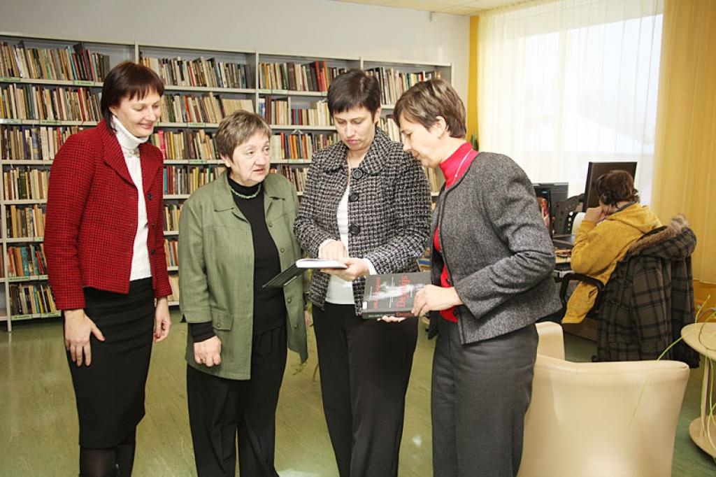 Bibliotēkas akreditāciju nosaka bibliotēku likums un tāpat kā jebkurai skolai arī bibliotēkai ir standarti, pēc kuriem vērtē tās darbu. Akreditācijas komisijai par Gulbenes bibliotēku palika patīkams iespaids.
Autors: Gatis Bogdanovs 