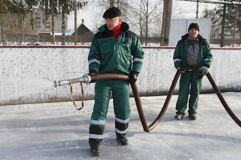 Ledus slidotavā tiek liets jau vairākas dienas. Iespējams jau rīt gulbenieši varēs iemēģināt slidošanas priekus. 
Autors: Gatis Bogdanovs 