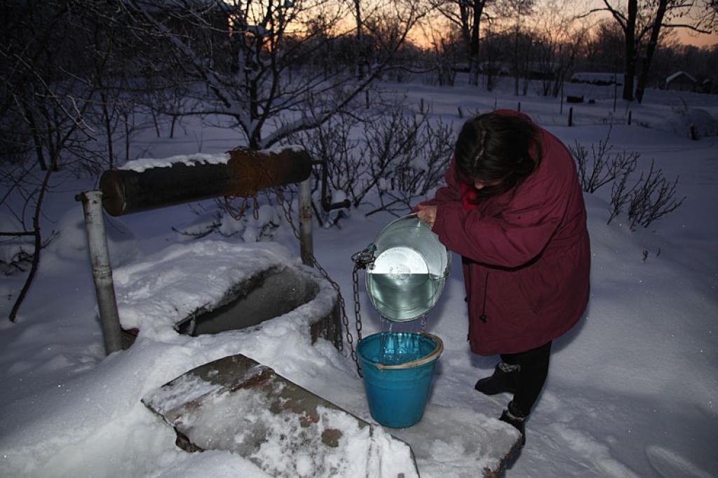Pašvaldības astoņu dzīvokļu mājai Gulbenē, Brīvības ielā 27, ir aka pagalmā, sausā tualete, krāšņu apkure. Iedzīvotāji pārrunājuši, vai vēlas pieslēgumu pilsētas ūdensvadam un kanalizācijai. Vienojušies, ka tas viņiem izmaksātu pārāk dārgi un pagaidām šādu iespēju neizmantos.
Autors: Gatis Bogdanovs 