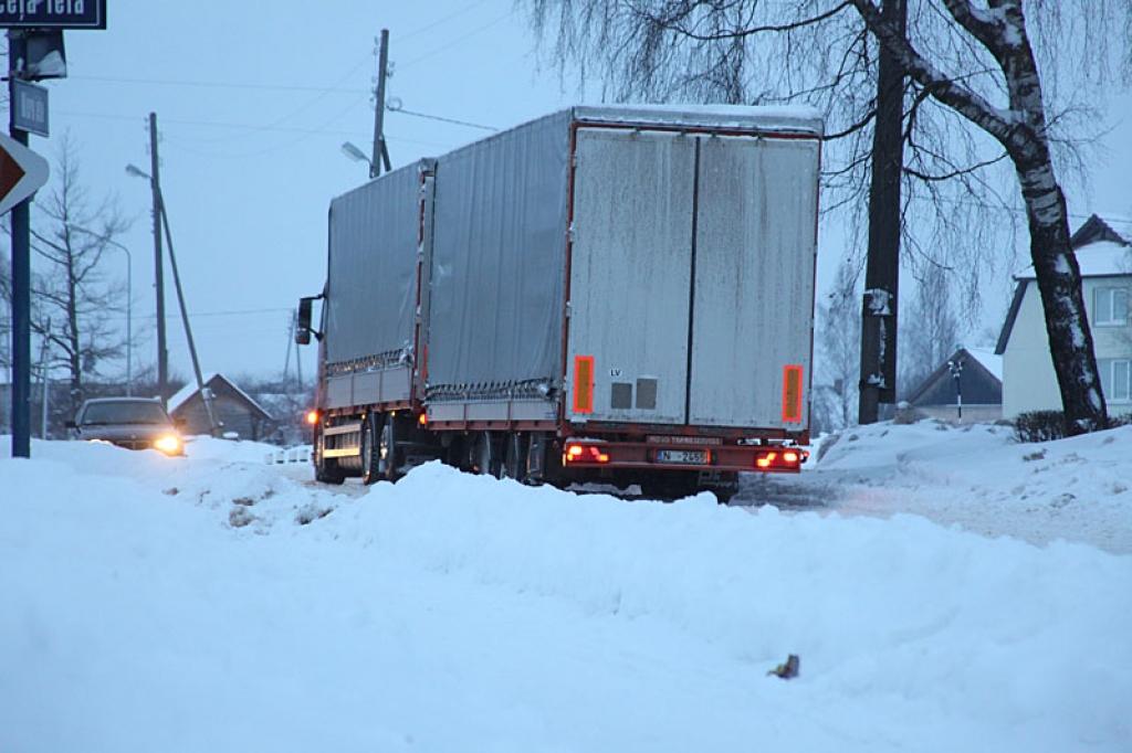Brīžiem novadā ir slidenas brauktuves uz ceļiem un ielām.
Autors: Gatis Bogdanovs 
