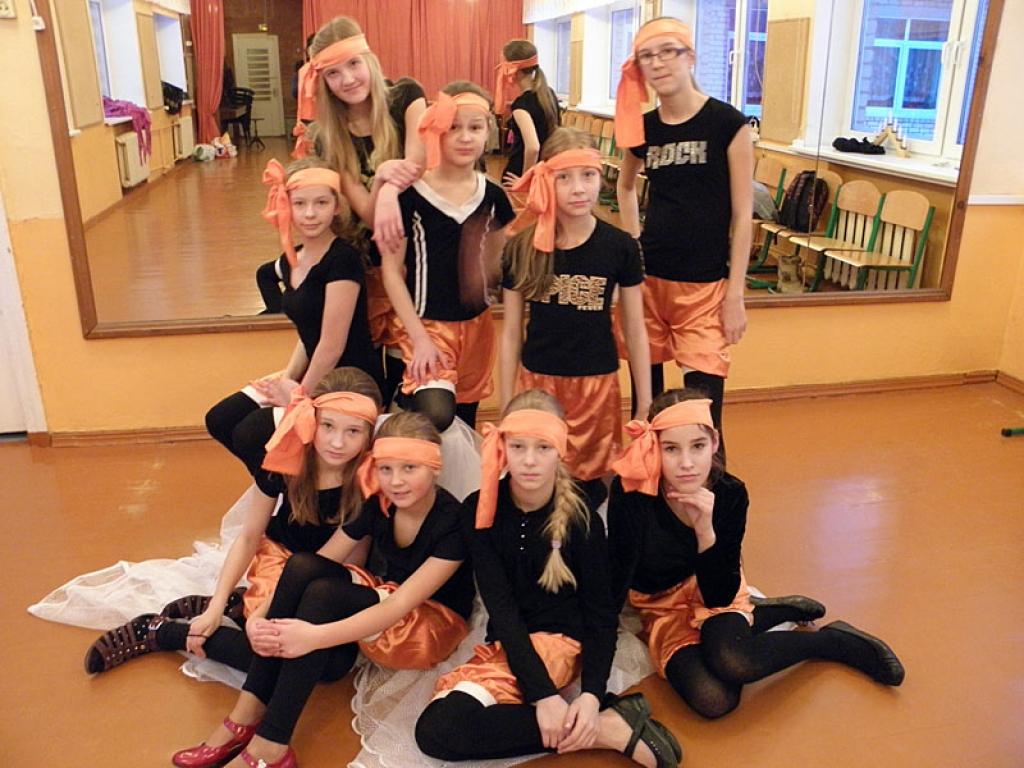 Bērzu sākumskolas dejotāji (vadītāja Solvita Jansone).
Autors: No personiskā albuma