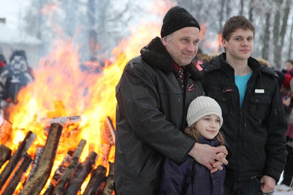 Gulbenietim Aibvaram Krūmiņam 1991.gada barikāžu laiks vienmēr būs neizdzēšams vēstures notikums, laiks, kad latviešu tauta pretim tankiem stājās ar savu garīgo spēku, ugunskuriem un dziesmām. Par šo laiku tēvs stāsta un stāstīs saviem bērniem meitai Danīnai Dacei un dēlam Artūram, ar kuriem kopā viņš šodien piedalījās atceres pasākumā pie muzeja Gulbenē.
Autors: Gatis Bogdanovs 