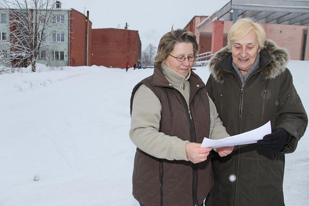 Stradu pagasta Stāķu iedzīvotājas Lilija Sliņķe (no kreisās) un Dagmāra Paegle ir apņēmības pilnas turpināt cīņu par stāķēniešu interesēm, līdz panāks savu taisnību.
Autors: Gatis Bogdanovs 