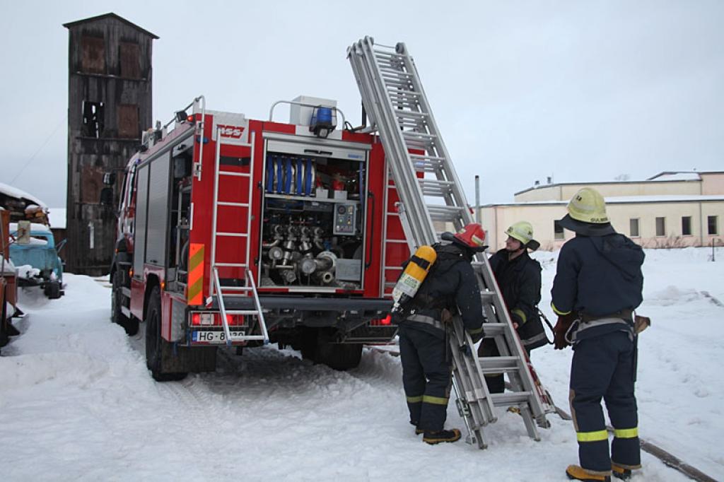 Šonedēļ Gulbenes ugunsdzēsējiem vienīgais izsaukums bijis uz Lizuma pagastu, kur dega dzīvojamā māja. Vakar glābēji dienu aizvadīja mierīgi, savā bāzes teritorijā sarīkojot profesionālās nodarbības.
Autors: Gatis Bogdanovs 