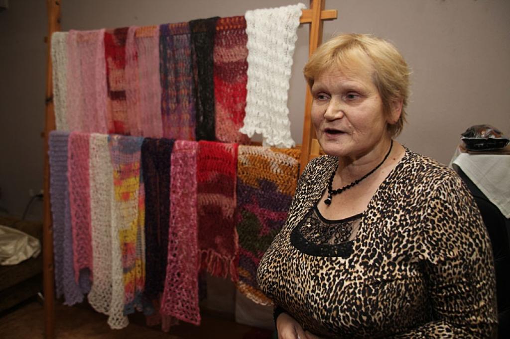 “Pati esmu notapojusi jau četras šalles. Šobrīd top vēl viena. Ceru, ka šo prasmi iemācīšu arī mazmeitai,” saka Gulbenes invalīdu biedrības valdes locekle Biruta Kozlovska.
Autors: Gatis Bogdanovs 