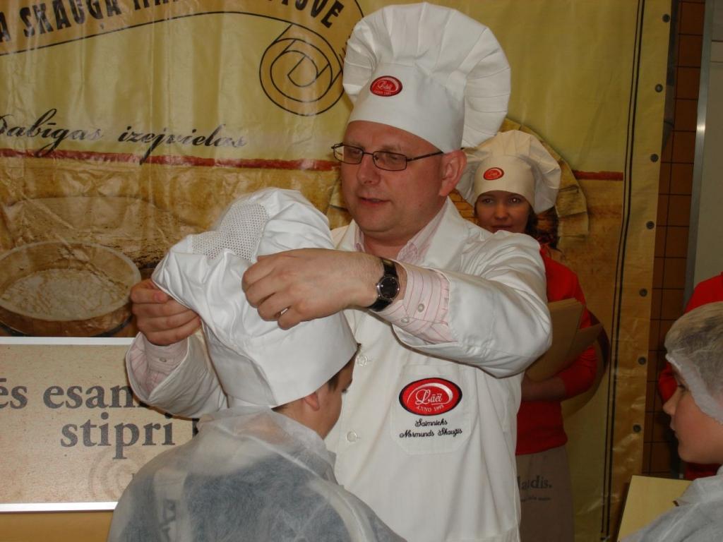 maizniekmeistars Normunds Skauģis apbalvo pagājušā gada 