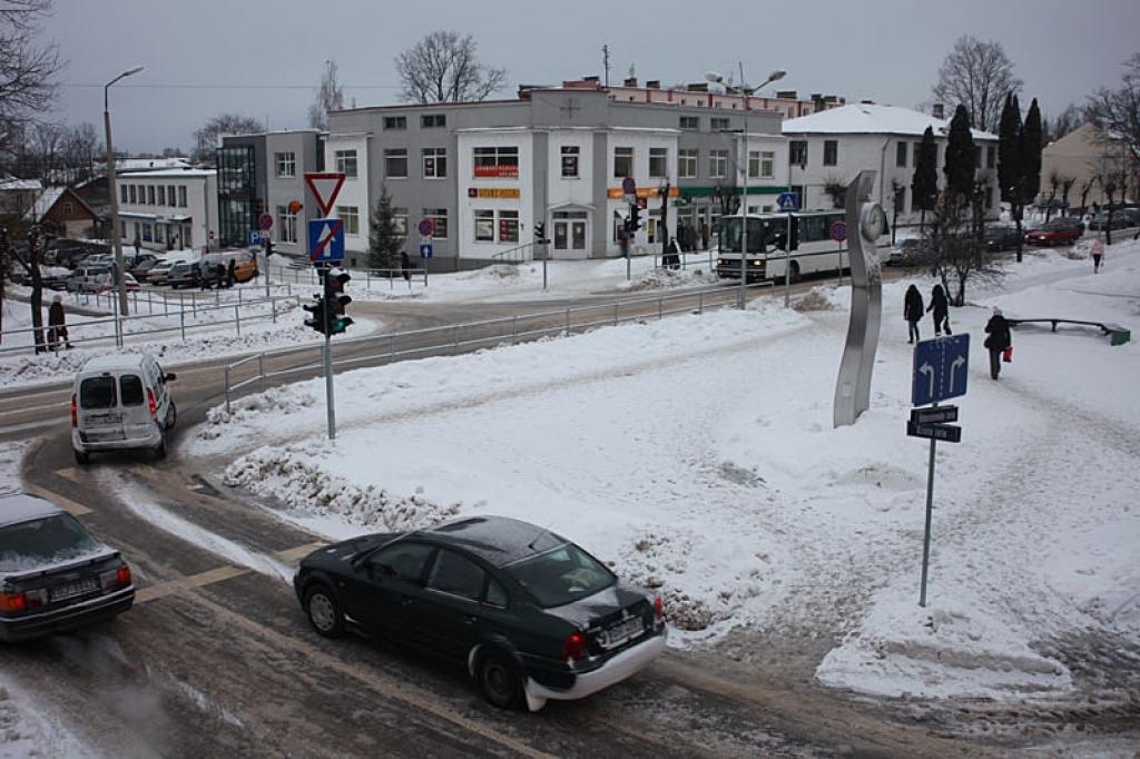 Pagriezieni netiek rādīti pie dažādiem manevriem - ne tikai krustojumā nogriežoties, bet arī, piemēram, apdzenot un mainot joslas.
Autors: Gatis Bogdanovs 
