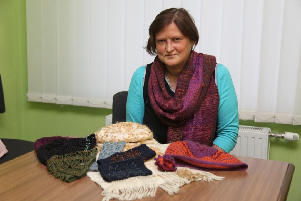  “Cilvēkiem nevajag dzīvi ierāmēt, bet darīt un ļauties tam, kas patīk. Man patīk tamborēt cepures, tāpēc ļaujos šai nodarbei,” saka rokdarbniece Aivita Vizule.
Autors: Gatis Bogdanovs 