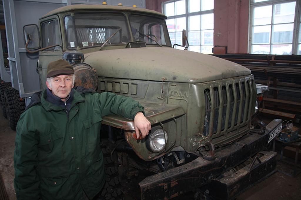  Pēc pirmā aicinājuma Jānis Lazdiņš - toreizējās “Lauktehnikas” mehāniķis - ar “kravinieku” “Ural”, pie kuras piestiprināts plīvoja Latvijas Valsts karogs, divās stundās mēroja 190 kilometrus līdz galvaspilsētai, lai sargātu valsts neatkarību. 
Autors: Gatis Bogdanovs 