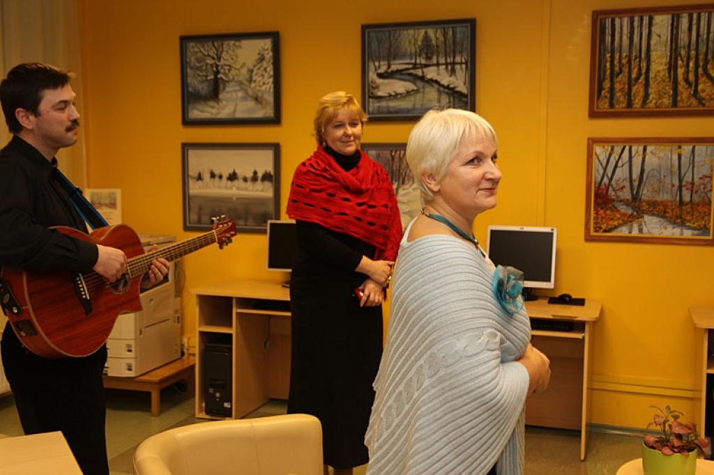 “Uzdāvini brīdi vēl klusumam” - arī šāds nosaukums būtu piemērots šonedēļ Gulbenes bibliotēkā rīkotajam pasākumam, kurā tika atklāta Solveigas Kļaviņas gleznu izstāde un skanēja Jāņa Bokaldera dziesmas. Pasākuma apmeklētāji abus māksliniekus sveica ar ziediem un atzinību pauda ar skaļiem aplausiem.
Autors: Gatis Bogdanovs 