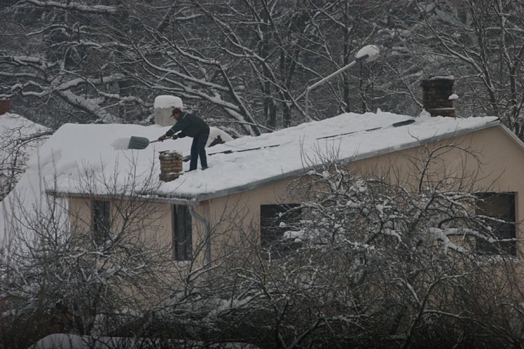 Pēteris Osis savas mājas, kura atrodas Gulbenē, Ozolu ielā,  jumtu pats saviem spēkiem tīra katru gadu. Tīrot jumtu, viņš izmanto drošības virvi. Cīņa ar sniegu ilgusi vairākas stundas. Arī kaimiņi pašu spēkiem tīra māju jumtus.
Autors: Gatis Bogdanovs 