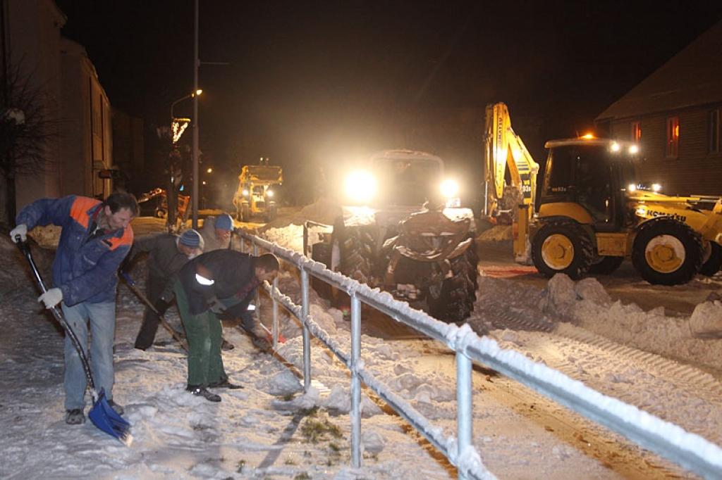 Sniegu tīrīja no no pulksten 20.00 līdz 4.00 bez pārtraukuma. Strādāja 16 tehnikas vienības un arī cilvēki ar lāpstām.
Autors: Gatis Bogdanovs 