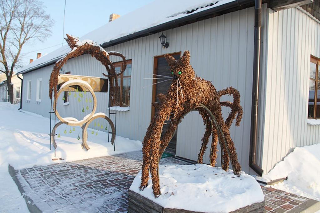 Nākamais būs Zaķa, Kaķa gads, kurš simbolizē dzīvnieku ar pūkainu spalvu, kas mīksti krīt uz viņa ķepām. Nākamais gads skaitās laimīgākais Mēness cikla gads, bet Kaķa gadā dzimušie - likteņa lutekļi. Sagaidot jauno gadu, Lejasciemā pie ziedu veikala ieejas pircējus sagaida trīs paparžu kaķi.
Autors: Gatis Bogdanovs 