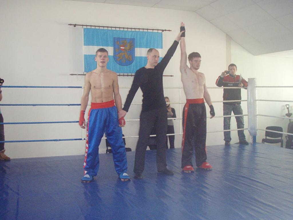 Jānim Pošeiko (nop kreisās) sacensības Rēzeknē bija liels pārbaudījums, jo pretinieks bija daudz pieredzējušāks. 
Autors: No personiskā albuma