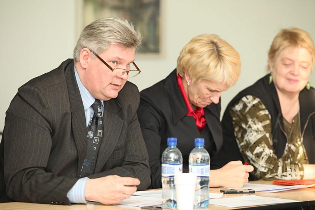 Izglītības, kultūras un sporta nodaļas vadītājs Arnis Šķēls (no kreisās).
Autors: Gatis Bogdanovs (no arhīva)