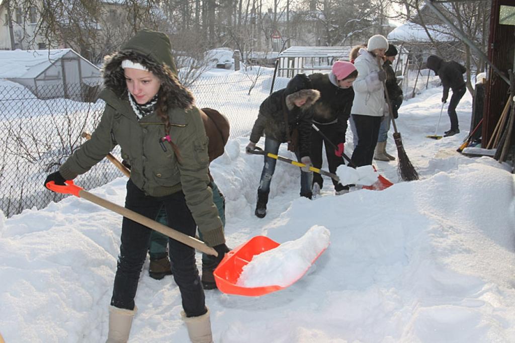 Gulbenes vidusskolas 7.b klases skolēni kopā ar klases audzinātāju brīvprātīgi devās palīgā kādai pensionārei – iztīrīt viņas mājas pagalmu no sniega.
Autors: Gatis Bogdanovs 