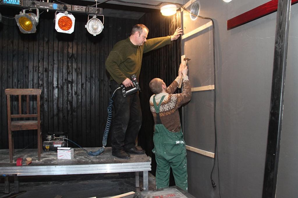 Gulbenes kultūras centra pagrabstāva telpās atrodas Gulbenes Tautas teātra telpas, darbnīca, tērpu noliktavas. Telpu sienas tiek apšūtas ar apdares dēļiem, jo to apmetumā parādījušās plaisas.
Autors: Gatis Bogdanovs 