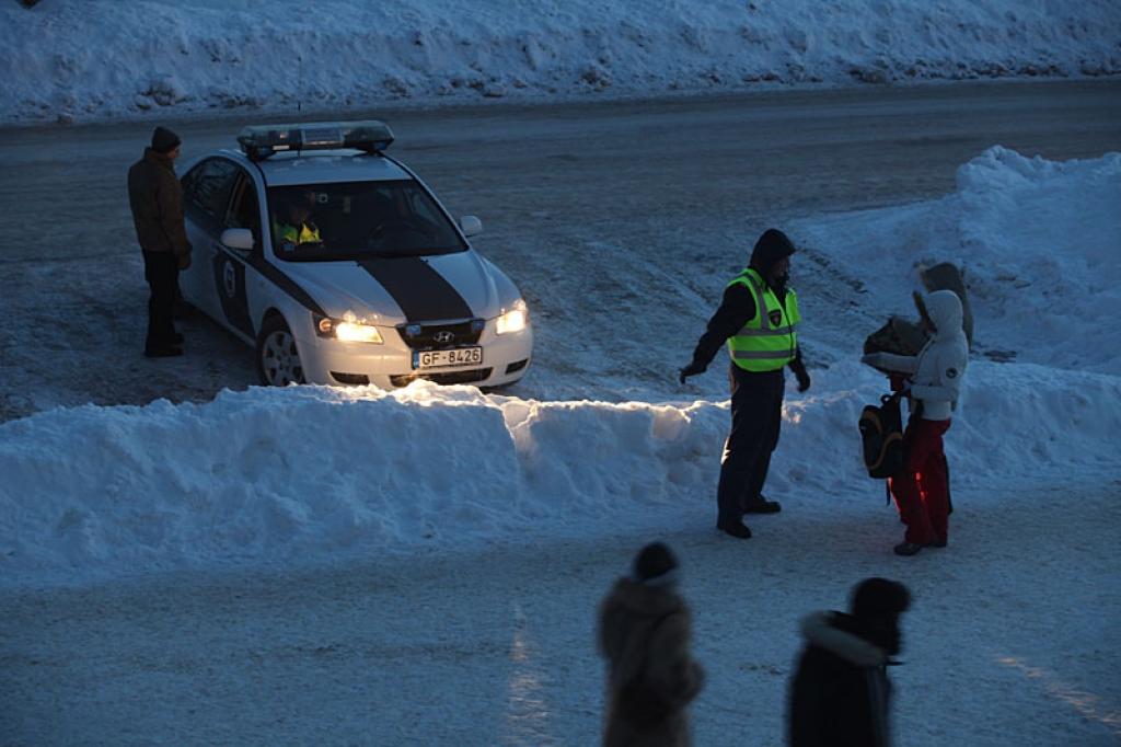 pagaidām ceļu policisti neapzinīgiem gājējiem raksta protokolus, brīdina un skaidro, kā jāpāriet iela, ja ir luksofori.
Autors: Gatis Bogdanovs 