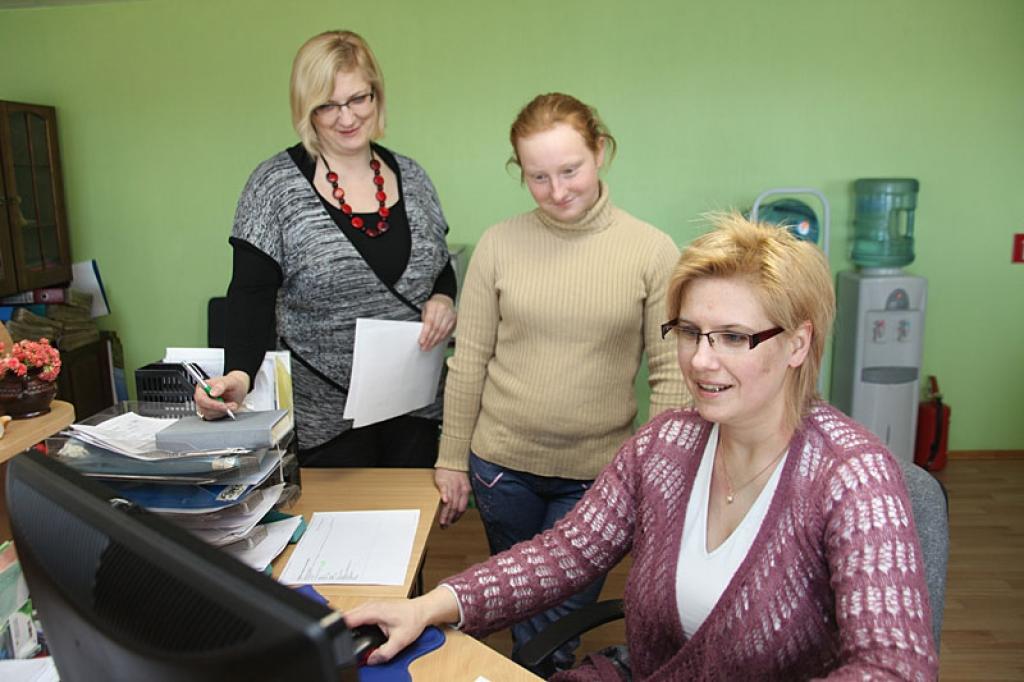 Beļaviete Anita Sirme trešdien kļuva par “ēnu” laikraksta “Dzirkstele” redakcijā. Tagad viņa ir pārdomas, kādu profesiju izvēlēties – žurnālistes vai grāmatvedes. Vēl ir laiks domāt!
Autors: Gatis Bogdanovs 