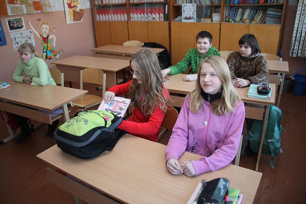 Lielais aukstums tukšo skolas solus. Otrdien Ozolkalna pamatskolas 6.klasē no deviņiem skolēniem skolā bija ieradušies pieci.
Autors: Gatis Bogdanovs 