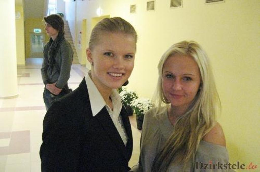 Laura Melbārde ( priekšplānā no kreisās) un Elīna Romanova konkursantu atlases dienā.
Autors: Diāna Odumiņa