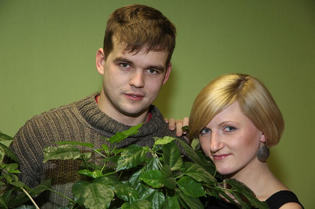 Ievu un Māri neuztrauc ļaužu valodas. Kurš gan nezina parunu par to, ka Velnam nākas nodeldēt nezin cik apavu, kamēr jaunais pāris saiet kopā!
Autors: Gatis Bogdanovs 