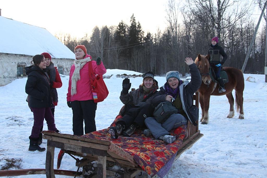 Latvijas ziemas eksotiku ciemiņi izbaudīja, slidinoties no kalna un vizinoties zirga kamanās, par ko bija parūpējusies Stāmerienas pagasta zemnieku saimniecība “Pils Sēta”.
Autors: Gatis Bogdanovs 