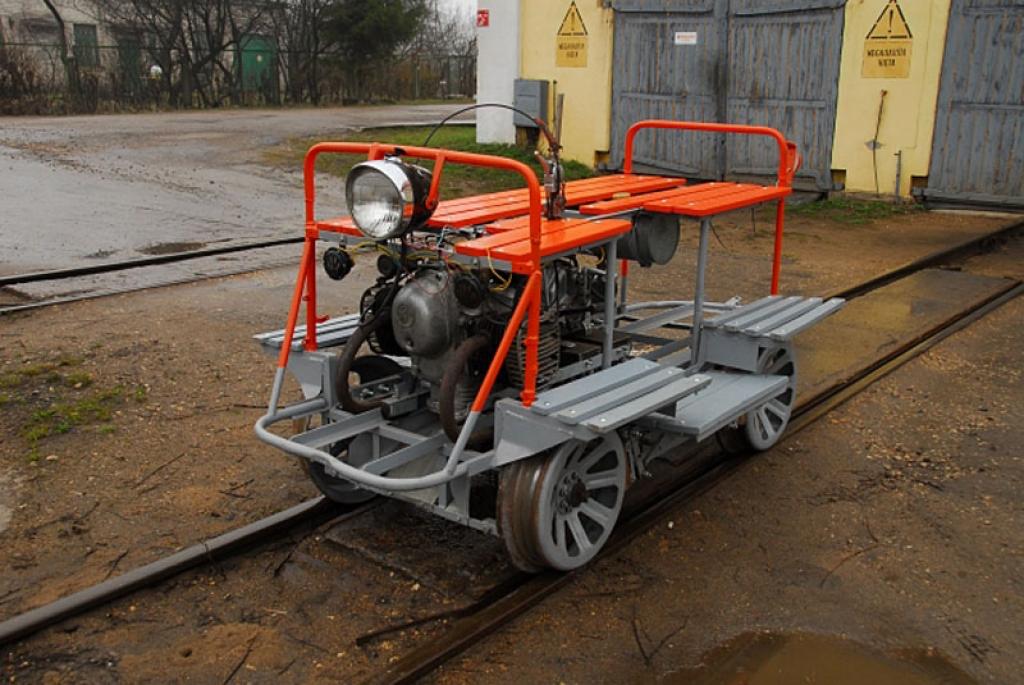 Transporta motordrezīnas TD-5u domātas materiālu, instrumentu un ceļa remontstrādnieku brigāžu nogādāšanai darba vietā pa šaursliežu dzelzceļa ceļiem
Autors: No personiskā albuma