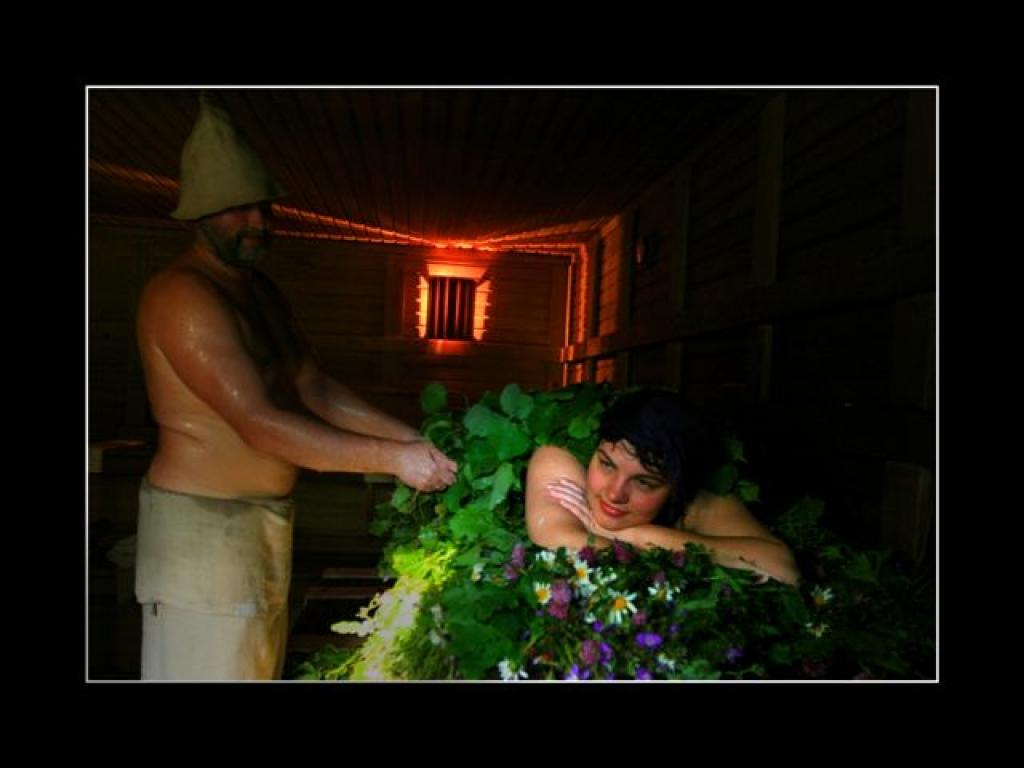 Saņem pirtnieka pērienu 