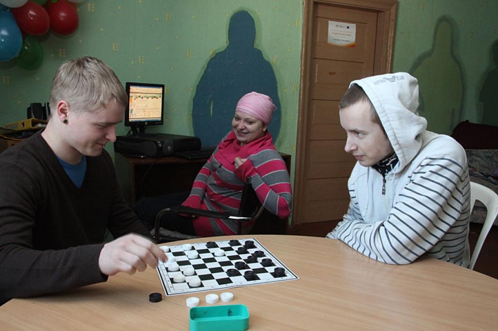 Ikdienā Rankas jauniešu centrā var pavadīt brīvo laiku. Ciemojoties jauniešu iniciatīvu centrā, “Dzirkstele” sastapa jauniešus, kas brīvo laiku īsināja spēlējot galda spēles. Centra vadītāja Jana Keibeniece (vidū) stāsta, ka palaikam centrā tiek rīkoti arī filmu, spēļu un diskusiju vakari.
Autors: Gatis Bogdanovs 