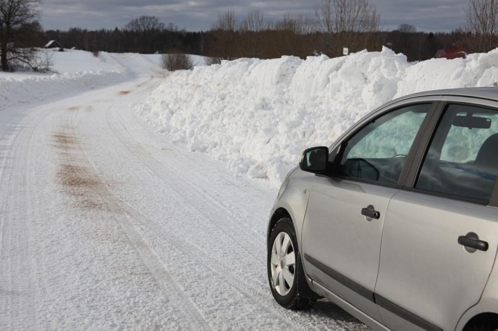 Sniega šogad ir daudz, tāpēc daudzviet problēmas rada sniega vaļņi. Ceļu uzturētāji aicina ziņot, ja iedzīvotājiem ir pretenzijas.
Autors: Gatis Bogdanovs 