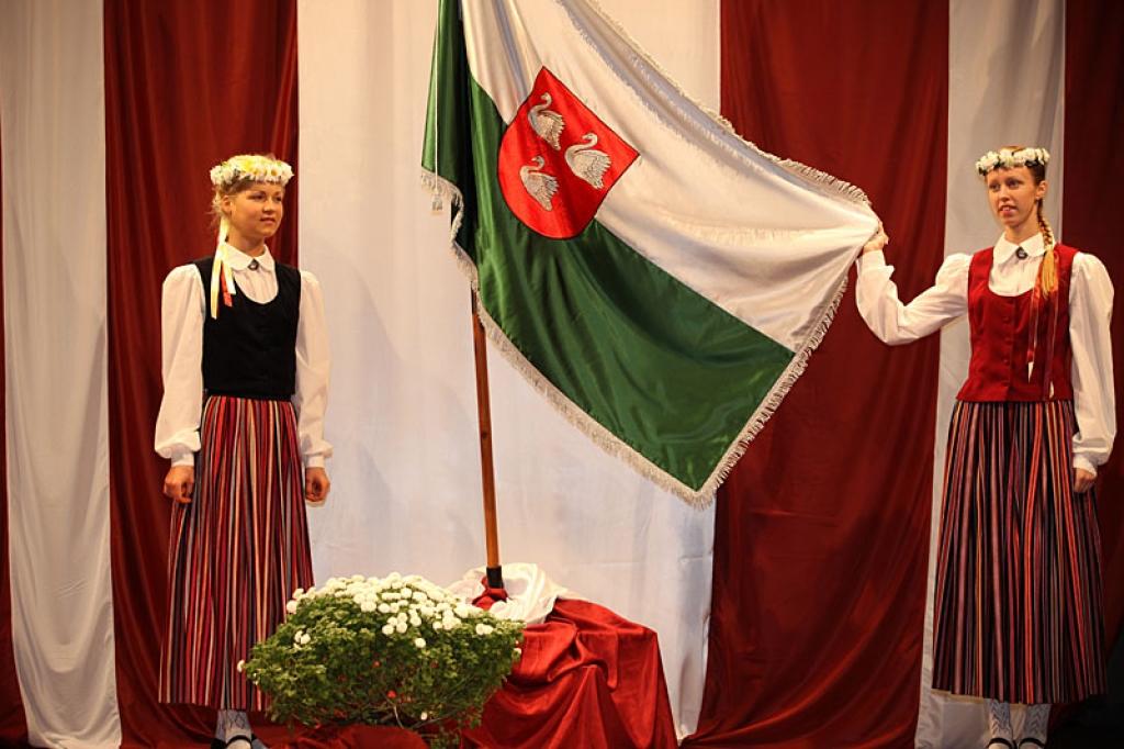 Deputāti arī pieļauj, ka Gulbenes pašvaldības iedzīvotāji, būdami sava novada patrioti, arī varētu ar laiku sarūpēt savā īpašumā novada karogu.
Autors: Gatis Bogdanovs (no arhīva)