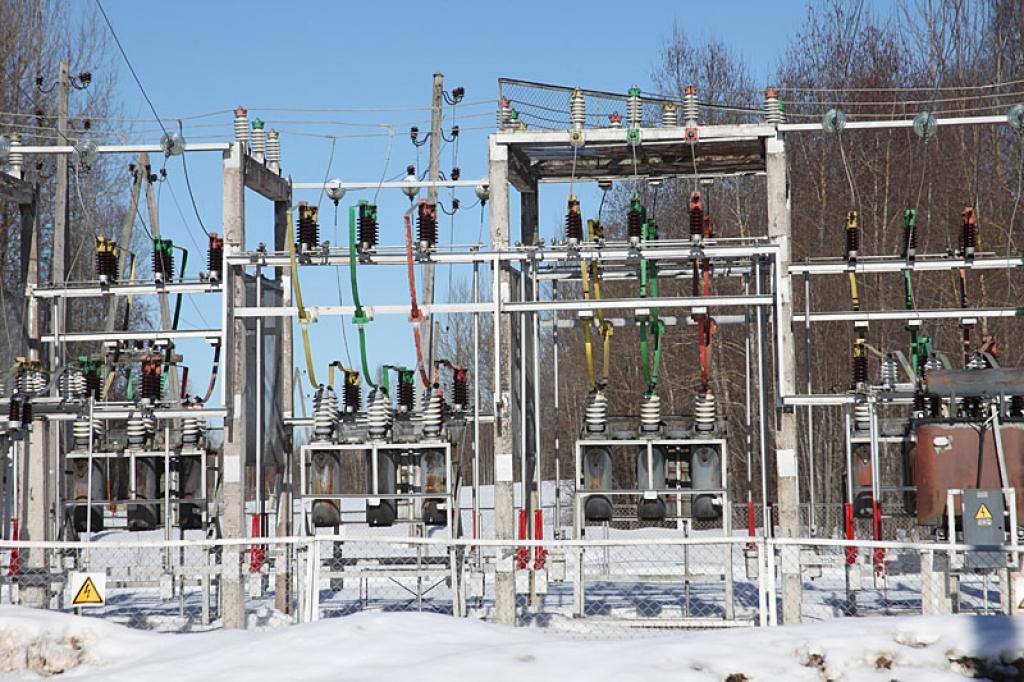 Ar šā gada janvāri Latvijā elektrībai palielināja pievienotās vērtības nodokli, bet 1.aprīli stāsies spēkā jaunie “Latvenergo” elektroenerģijas tarifi. Izmantojot brīvā tirgus iespējas, arī Gulbenes novada uzņēmēji izvēlas pirkt elektroenerģiju no Igaunijas uzņēmuma “Enefit”, kura tarifs ir lētāks.
Autors: Gatis Bogdanovs (no arhīva)