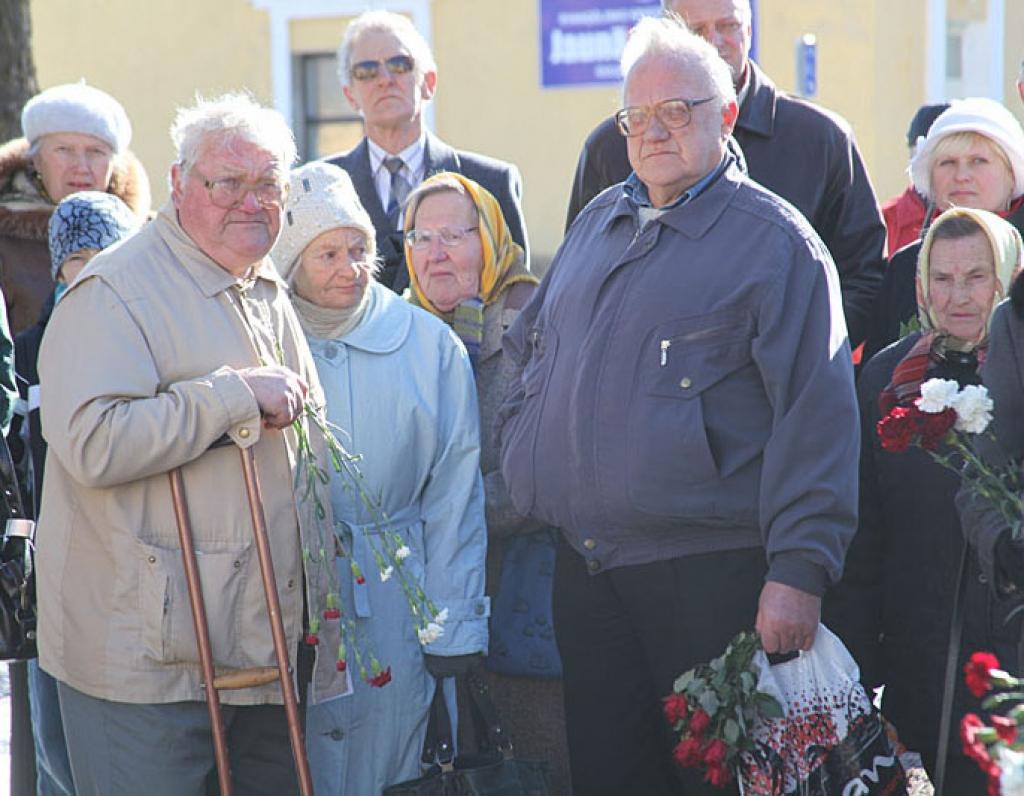 Komunistiskā genocīda upuru piemiņas dienā Gulbenes Dzelzceļa stacijā pie pieminekļa 1941. un 1949.gada represijas upuriem pulcējās cilvēki, lai pieminekļa pakājē noliktu ziedus un aizdegtu sveces piemiņai. Klātesošie vienojās arī kopīgā dziesmā „Es dziedāšu par tevi, tēvuzeme