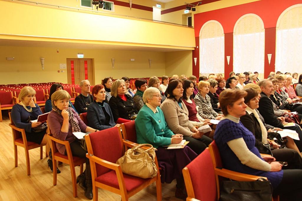 Konferences laikā izskanēja doma, ka pedagogi nevēlas būt konkurenti, bet gan sadarboties, lai visi novada skolēni būtu veiksmīgi un spējīgi konkurēt.
Autors: Evita Brokāne