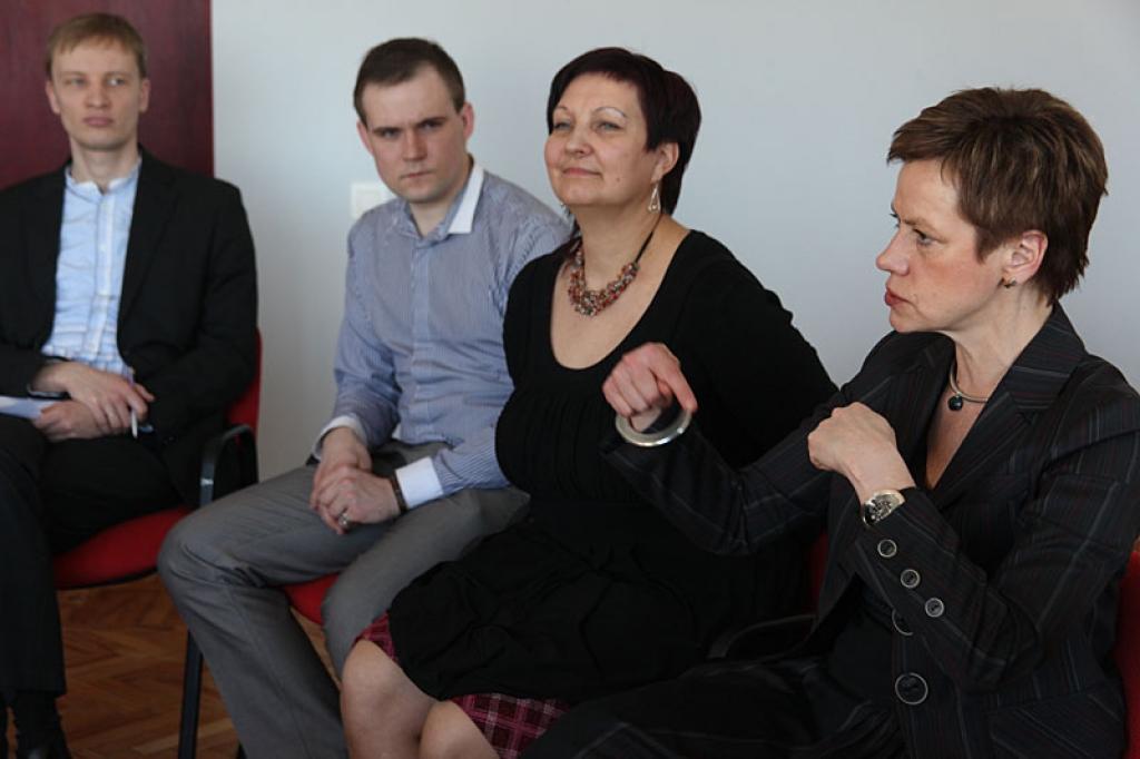  Tiekoties ar Gulbenes novada kultūras darbiniekiem, kultūras ministre Sarmīte Ēlerte atzina, ka kultūra nav nekas ārpus, no augšas vai sāniem iedēstīts. “Kultūra ir dzinējspēks sabiedrības attīstībai. Vietās, kur pašvaldība to sapratīs, tur kultūra dzīvos,” uzsvēra S. Ēlerte.
Autors: Gatis Bogdanovs