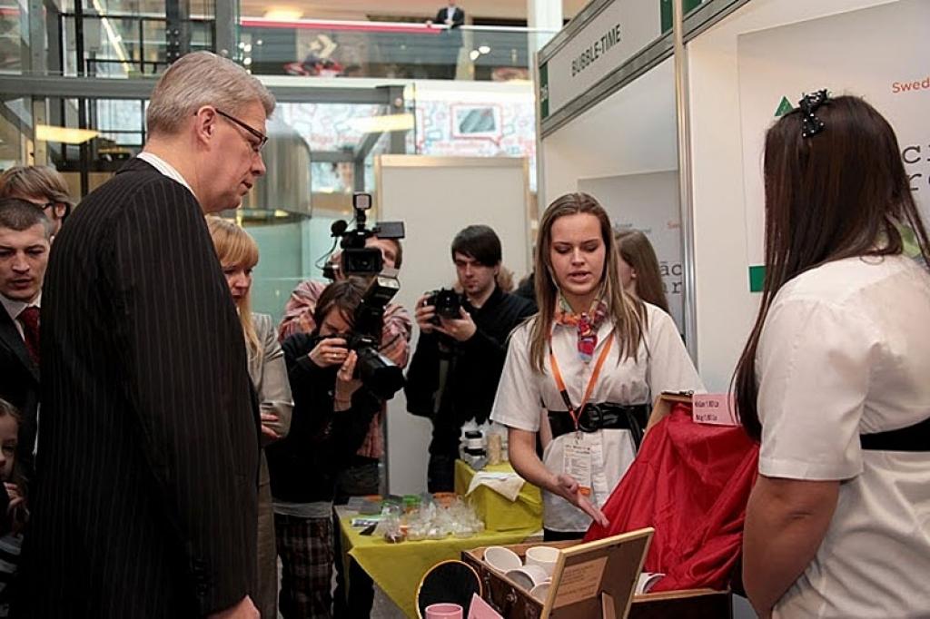 Pasākumā meitenēm bija iespēja tikties un prezentēt savu preci Valsts prezidentam Valdim Zatleram. 
Autors: No personiskā albuma