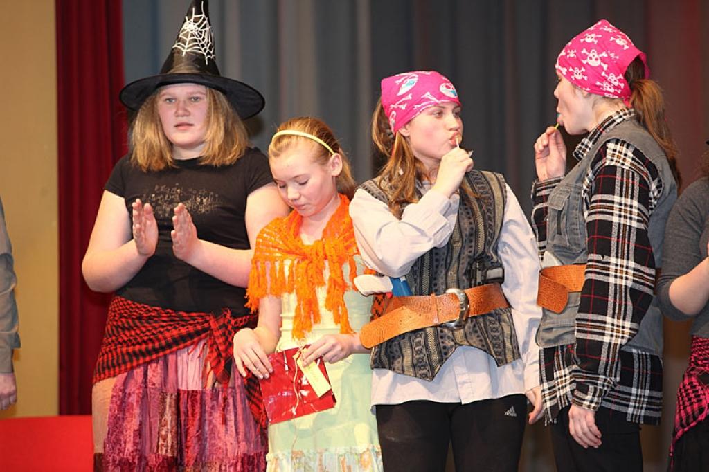 Gulbenes novada skolu jaunatnes teātra izrāžu un literāro kompozīciju skatē piedalījās arī Daukstes pamatskolas 5. līdz 9.klases teātra pulciņš, ko vada skolotājs Guntis Princovs. Viņu iestudētā Hermaņa Paukša luga “Trīs resni laupītāji” skatē saņēma 33,3 punktus.
Autors: Gatis Bogdanovs