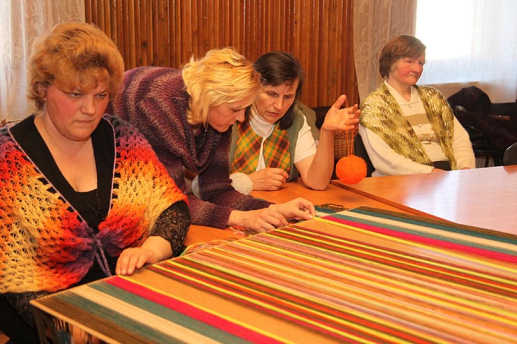 Dzīpars seko dzīparam un pamazām uz apjomīgā rāmja top plecu lakats. Šo amata prasmi pārējām biedrības dalībniecēm ierāda Ligita Dzene( priekšplānā).
Autors: Gatis Bogdanovs