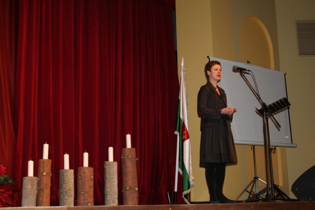 Kultūras ministre Sarmīte Ēlerte Gulbenes kultūras centrā pie dalās konferencē 