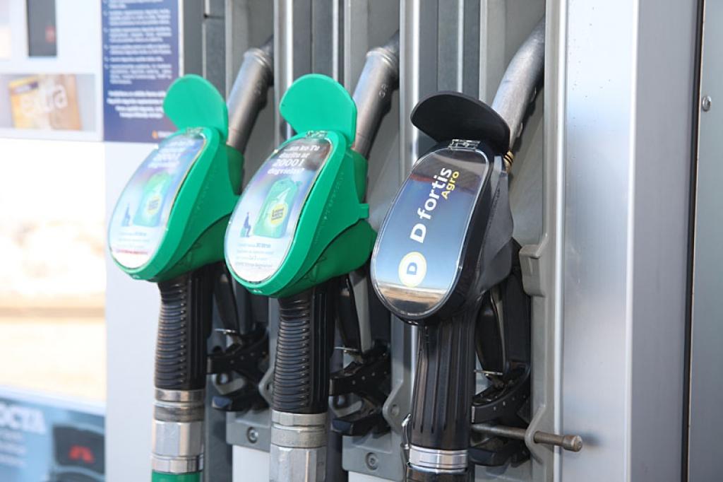  Atliek cerēt, ka ar kopējo bezakcīzes degvielas daudzumu pēc šā gada 1.jūlija līdz nākamā gada 30. jūnijam, kad beigsies kārtējais saimnieciskais gads, pietiks visiem Latvijas zemniekiem. Ja nepietiks, tad degvielas uzpildes stacijās, kur iespējams iegādāties bezakcīzes degvielu, atslēga saslēgsies daudz ātrāk nekā vajadzētu.
Autors: Gatis Bogdanovs