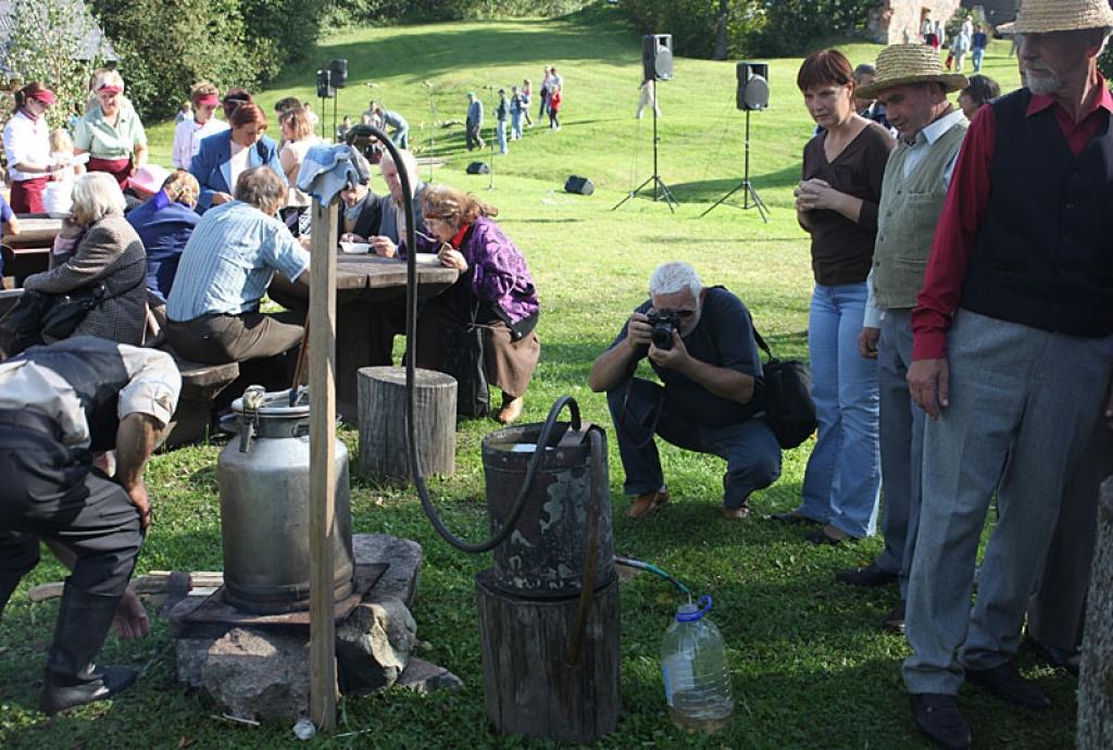 2009.gadā Ražas svētkos Ates dzirnavās bija aplūkojams kandžas aparāts darbībā. Notiekošais process izraisīja lielu skatītāju interesi.
Autors: Gatis Bogdanovs (no arhīva)