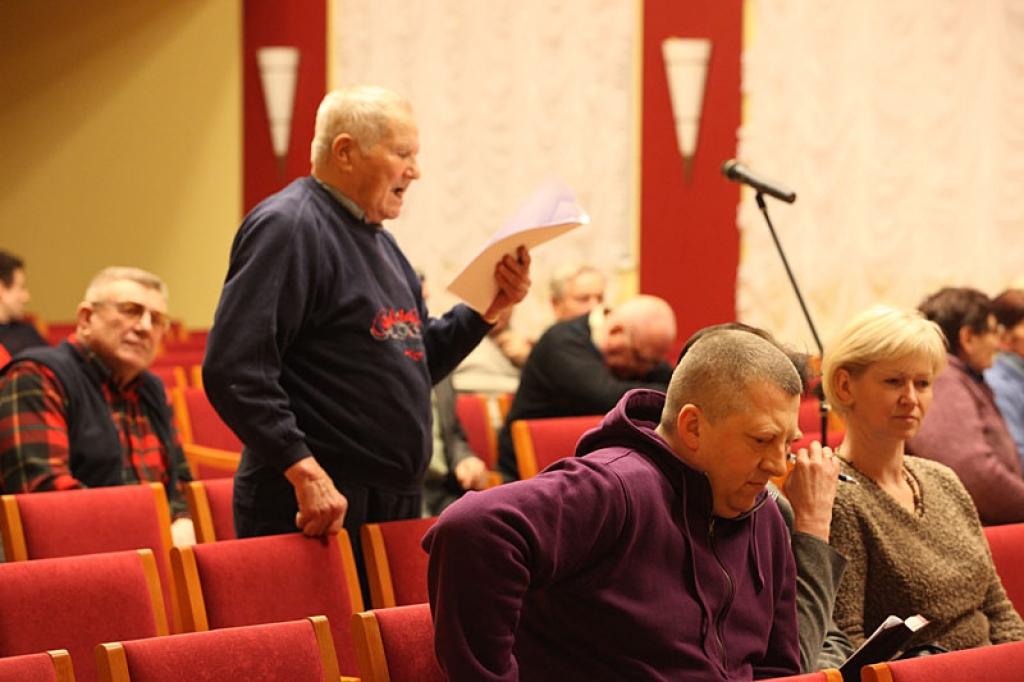 Gulbenieši izmatoja iespēju tikšanās reizē ar komunālo pakalpojumu sniedzējiem uzdot jautājumus par apkuri, siltumu, atkritumiem un ūdeni.
Autors: Gatis Bogdanovs