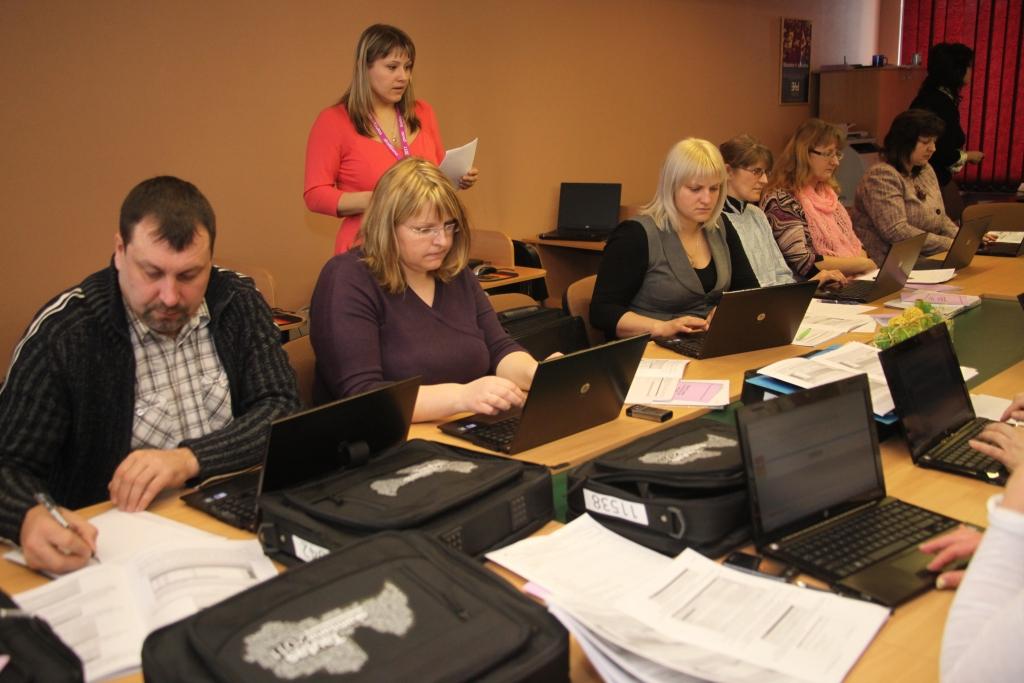 Šodien vēl var pieskaitīties internetā, bet pie tiem, kas to nebūs izdarījuši, sākot ar 17.martu dosies tautas skaitītāji. Šonedēļ tautas skaitītājiem mūsu novadā notika mācības, kurās tika apgūts, kā pareizi aizpildīt anketas, kā arī pārrunāti dažādi organizatoriski un drošības jautājumi 
Autors: Gatis Bogdanovs