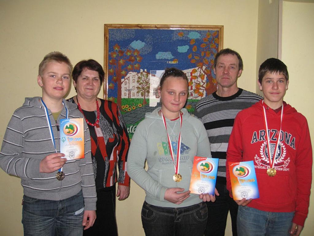 Ļubova Šiļina un Salvis Pāže (no labās) katrs izcīnīja 1.vietu, Madars Dārziņš (no kreisās) ieguva 2.vietu, savukārt Mareks Biļinskis (nav attēlā) ierindojās 10.vietā. Par audzēkņu panākumiem priecājas skolas direktore Tamāra Briede un sporta skolotājs Voldemārs Mezītis.
Autors: Evita Brokāne
