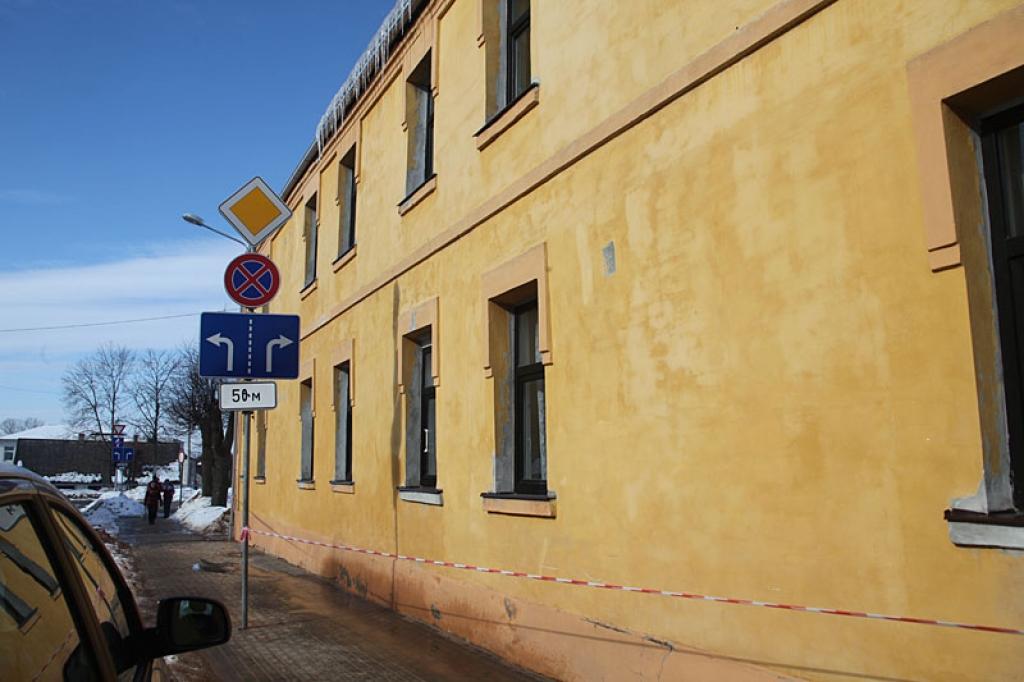 Gulbenes centrā lentes pie ēkas brīdina garāmgājējus, lai uzmanās no jumta lāstekām un sniega.
Autors: Gatis Bogdanovs